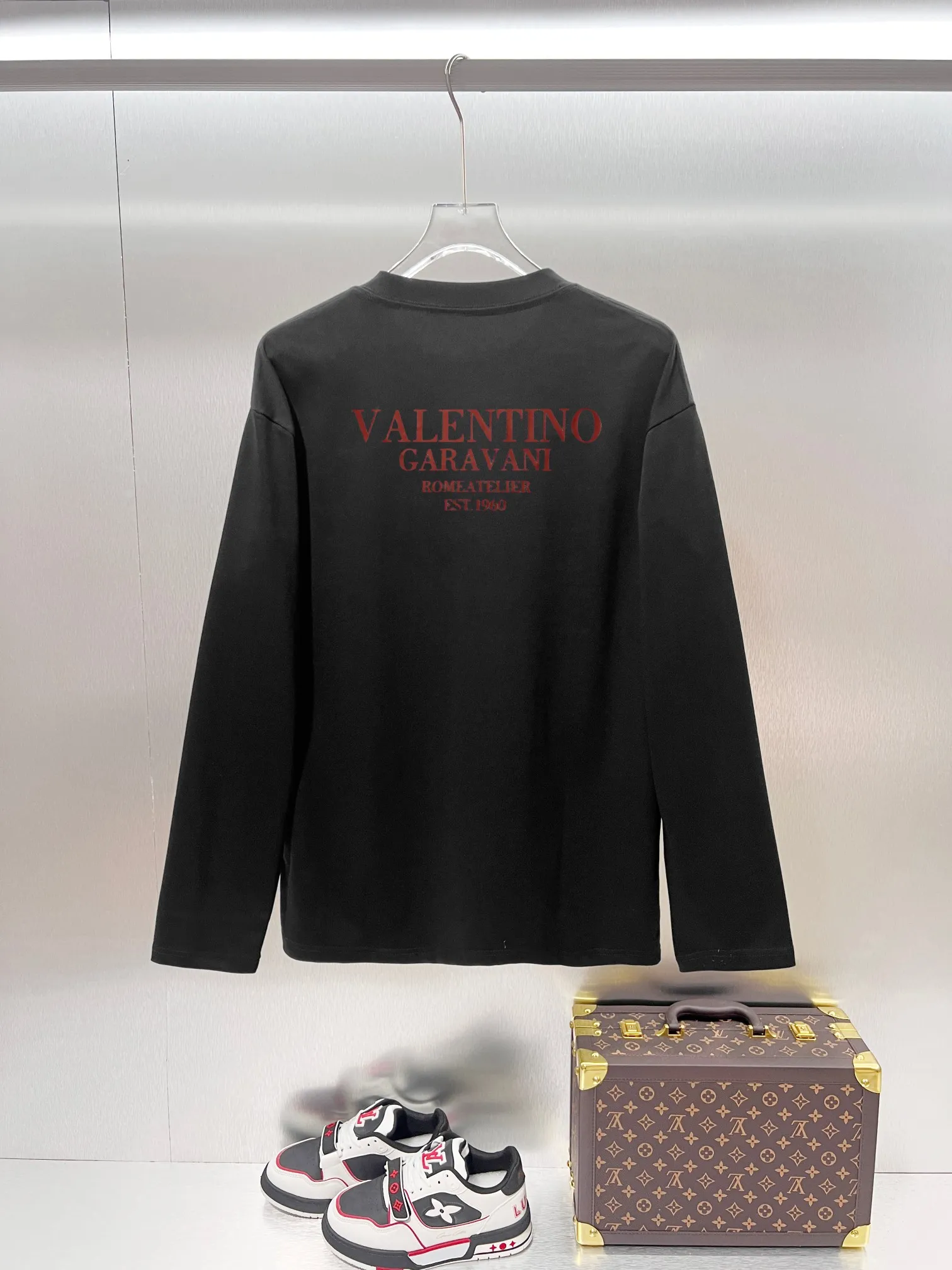 Valentino*Valentino Classic style with exquisite print of letter logo on the chest🔥long-sleeved T-shirt✅Boutique top quality craftsmanship‼ Complete three labels ●340g pure cotton ●Pure cotton fabric ●Customized 1:1 trademark ●Slightly loose version ●Size; S M L XL